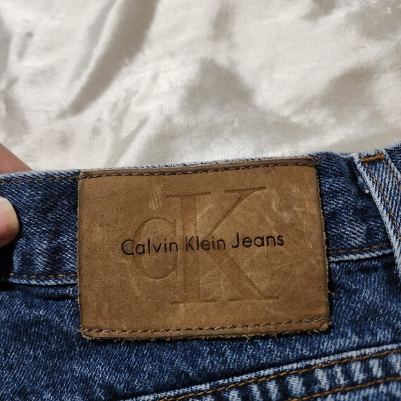 Calvin Klein Dark Wash Mid Rise 3" Inseam Blue Jean Denim Shorts - Picture 6 of 10